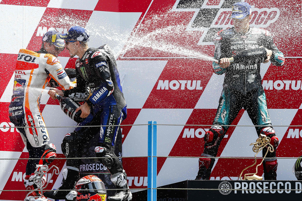 Maverick Vinales, Marc Marquez dan Fabio Quartararo melakukan selebrasi usai MotoGP Belanda di Sirkuit Assen, Belanda. Afp Photo/Vincent Jannink