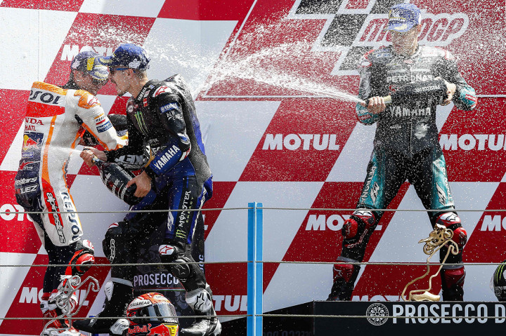 Maverick Vinales, Marc Marquez dan Fabio Quartararo melakukan selebrasi usai MotoGP Belanda di Sirkuit Assen, Belanda. Afp Photo/Vincent Jannink