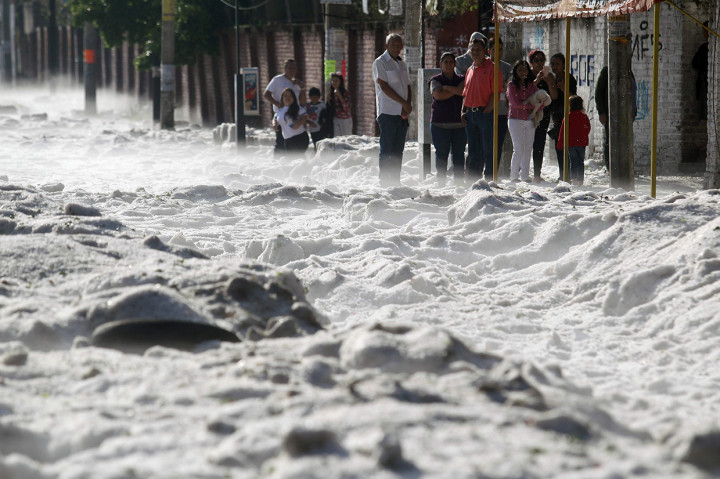 Salju tebal menyelimuti enam daerah suburban di Kota Guadalajara, Meksiko, setelah diterjang hujan es.
