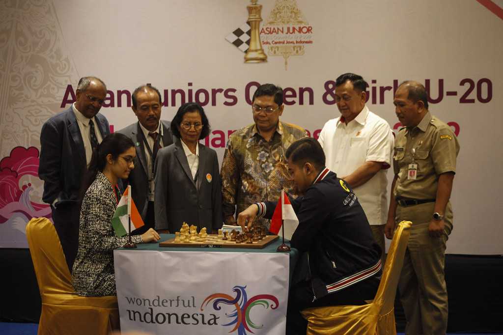 Pecatur India, Chitlangle Sakshi (kiri) menghadapi pecatur Indonesia, Priasmoro Novendra (kanan) saat pembukaan Asian Junior Chess Championship 2019 di Solo, Jawa Tengah.