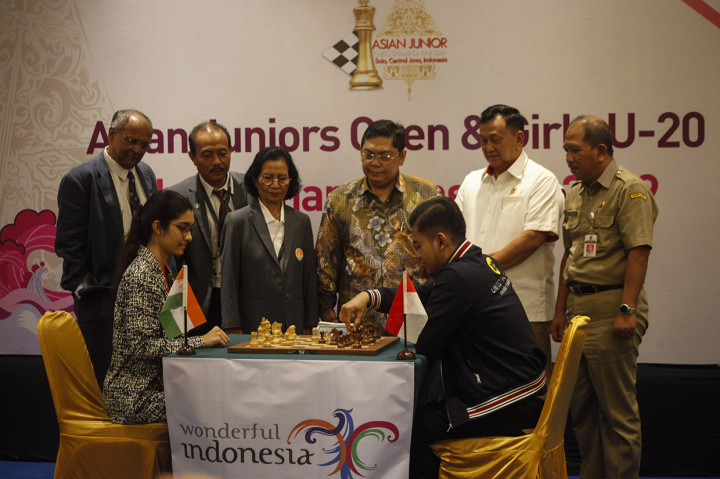 Pecatur India, Chitlangle Sakshi (kiri) menghadapi pecatur Indonesia, Priasmoro Novendra (kanan) saat pembukaan Asian Junior Chess Championship 2019 di Solo, Jawa Tengah.