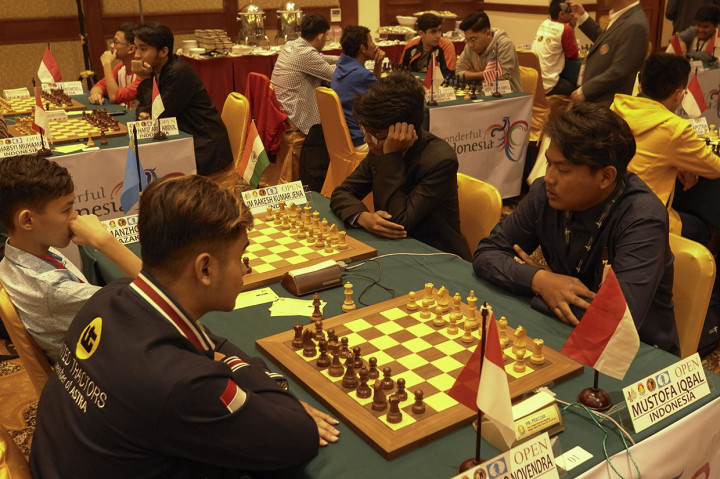 Sejumlah pecatur yunior bertanding pada Asian Junior Chess Championship 2019 di Solo, Jawa Tengah.