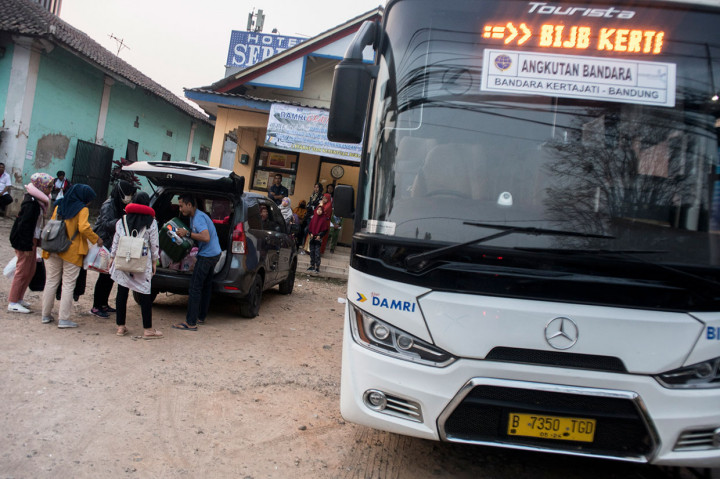 Beragam cara digelar pemerintah untuk memudahkan warga mengakses kota-kota terdekat dengan BIJB. Untuk sembilan daerah di Jabar, yakni Bandung, Cirebon, Kuningan, Majalengka, Sumedang, Tasikmalaya, Purwakarta, Indramayu, dan Bekasi, disiapkan bus, travel, dan taksi daring. PT BIJB juga merangkul Perum Damri. Selama satu bulan sebagai kompensasi peralihan, angkutan ini digratiskan. Sementara untuk travel ada potongan harga hingga 30%.