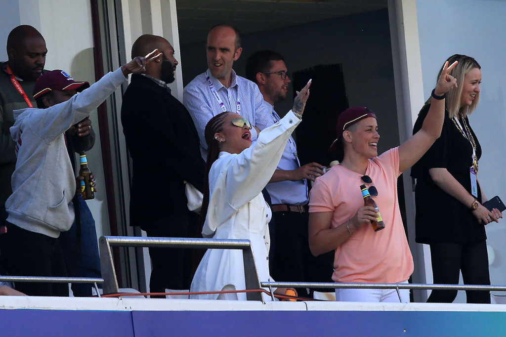 Berbusana putih dan mengenakan kaca mata, Rihanna berteriak-teriak mendukung juara dunia kriket dua kali West Indies yang terseok-seok pada Piala Dunia kali ini, dengan hanya memenangi satu kali pertandingan. 