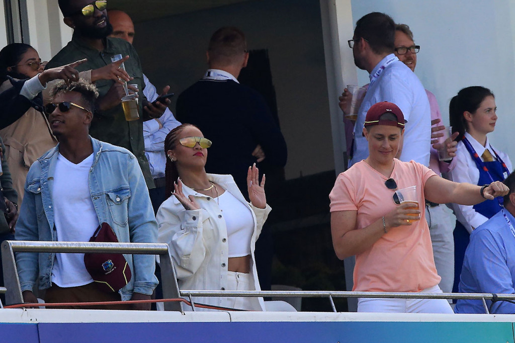 West Indies adalah tim kriket multinasional yang terdiri atas negara-negara dan wilayah-wilayah kecil di Karibia bekas jajahan Inggris. 'Lihat siapa yang datang bersama kita hari ini! Hai @rihanna!' cuit kelompok pendukung West Indies dalam akun resmi mereka, lengkap dengan rangkaian foto penyanyi terkenal itu sedang menyaksikan langsung pertandingan yang digelar di Inggris utara itu.  