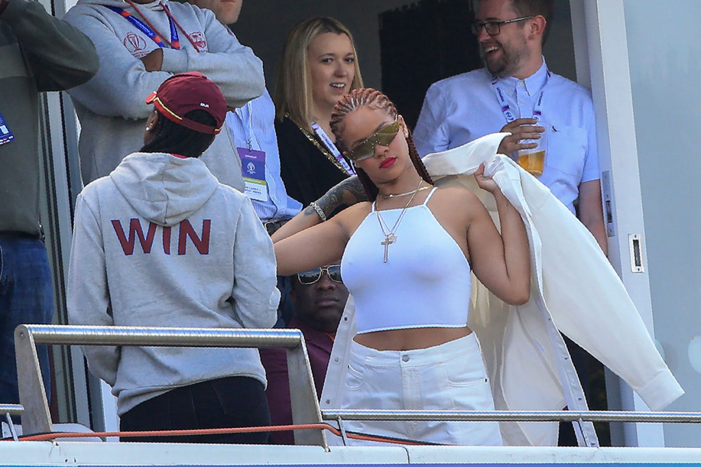 Rihanna, 31, bulan lalu dinobatkan sebagai musisi wanita paling kaya di dunia oleh majalah Forbes. Mengutip AFP Mei silam, dia yang bermitra dengan LVMH meluncurkan brand fesyen mewah berbasis di Paris yang menjual pakaian jadi, sepatu, dan aksesoris.  