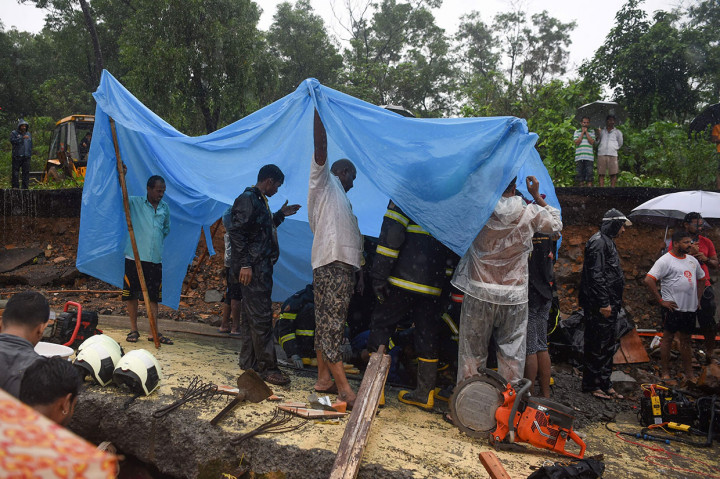 Tragedi itu terjadi ketika pemukiman pinggir pantai yang dipenuhi 20 juta penduduk tersebut dihantam hujan deras selama dua hari berturut-turut.