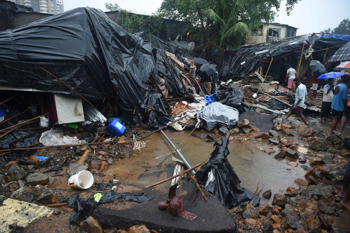 Pihak berwenang menyatakan hari Selasa sebagai hari libur nasional dan menyarankan semua penduduk untuk tetap tinggal di dalam rumah. Sekolah dan perguruan tinggi ditutup, sementara penerbangan dialihkan dari bandara utama Mumbai.
