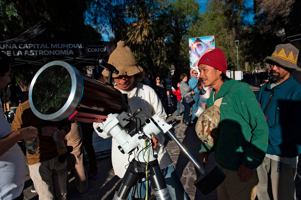 Ribuan wisatawan telah berbondong-bondong datang ke Chile dan Argentina untuk melihat secara langsung fenomena langka gerhana matahari total.