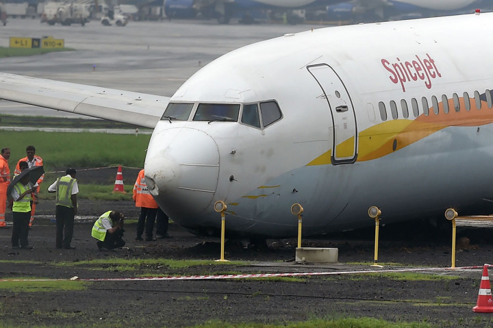 Petugas tengah melakukan penyelidikan terhadap sebuah pesawat SpiceJet yang tergelincir dari landasan pacu Bandara Internasional Chhatrapati Shivaji Maharaj di Mumbai, pada Selasa, 2 Juli 2019. Pesawat tersebut tergelincir dari landasan pacu saat mendarat saat hujan deras.