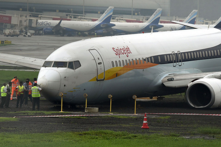 Pesawat Spice Jet yang mengangkut hampir 50 penumpang dan kru gagal berhenti di tempat yang ditentukan, dan berhenti di zona merah. Direktur Bandara Surat Sanjay Kumar Panigrahi mengatakan bahwa pilot tidak dapat mengerem karena visibilitas yang buruk setelah hujan lebat. Tidak ada cedera yang dilaporkan dalam insiden itu.  Bandara ditutup sementara dan upaya dilakukan untuk mengeluarkan pesawat. 