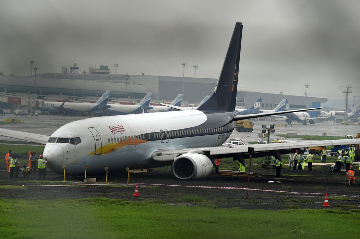 Pesawat lainnya, Air India Express milik negara tergelincir di landasan pacu dan berakhir di rerumputan berlumpur di Kota selatan Mangalore, Minggu, 30 Juni 2019 malam. Pesawat yang membawa 183 penumpang dari Dubai tersebut sempat terjebak di lumpur selama berjam-jam. Para penumpang kemudian dipindahkan menggunakan kendaraan pemulihan. Tidak ada seorang pun di dalam pesawat yang terluka.