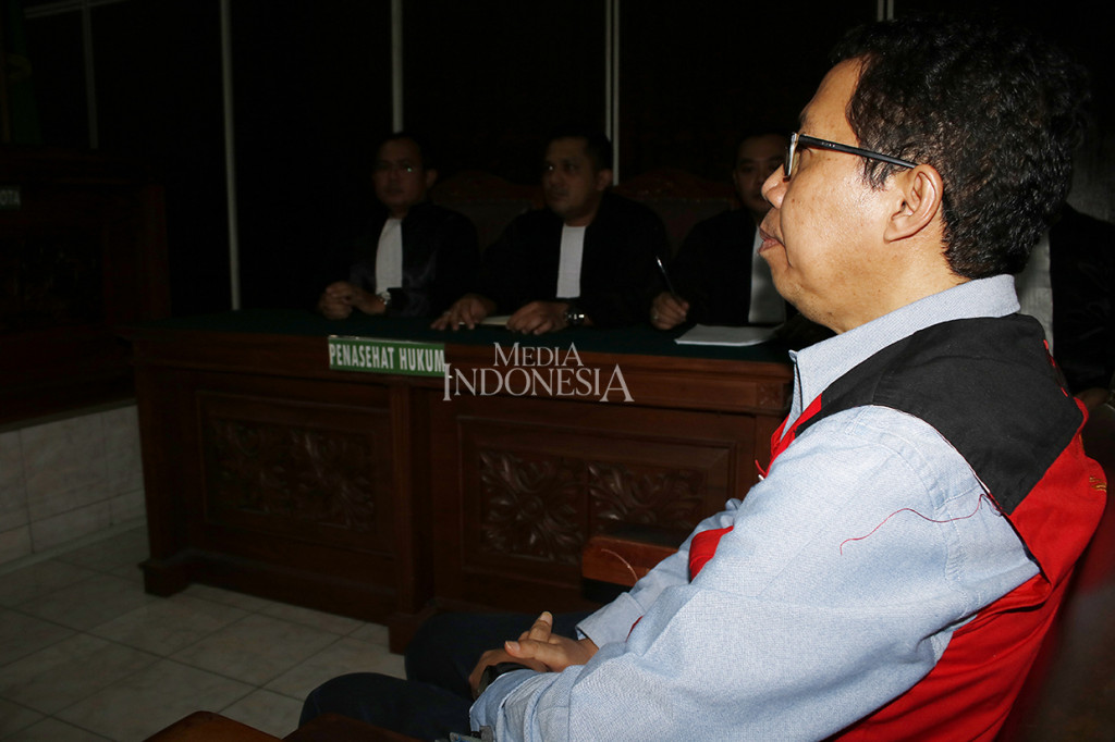 Terdakwa kasus penghancuran barang bukti dugaan pengaturan skor Joko Driyono saat menjalani sidang lanjutan dengan agenda pembacaan tuntutan di Pengadilan Negeri Jakarta Selatan, Jakarta.