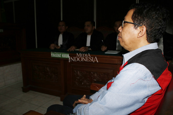 Terdakwa kasus penghancuran barang bukti dugaan pengaturan skor Joko Driyono saat menjalani sidang lanjutan dengan agenda pembacaan tuntutan di Pengadilan Negeri Jakarta Selatan, Jakarta.