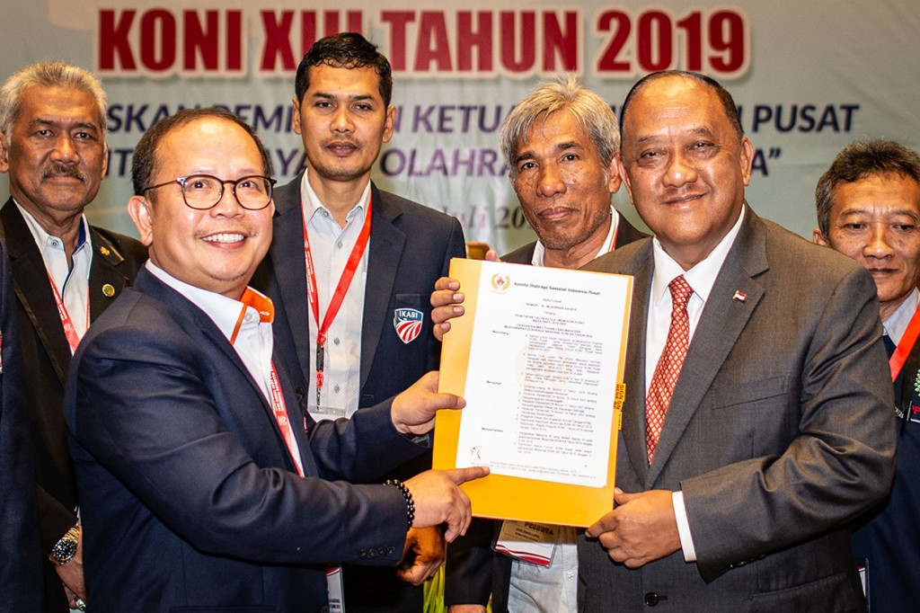 Ketua Umum KONI Pusat Letjen TNI (Purn) Marciano Norman (kanan depan) menerima surat keputusan dari pimpinan sidang Djamhuron P Wibowo dalam Musyawarah Olahraga Nasional (Musornas) KONI XIII tahun 2019 di Jakarta, Selasa, 2 Juli 2019.