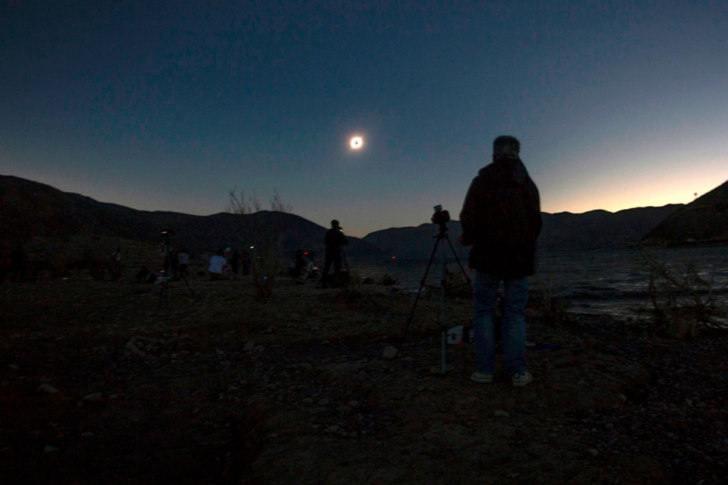 Ribuan orang bersorak dan bertepuk tangan saat cakram Bulan menutupi Matahari sepenuhnya selama lebih dari dua setengah menit. 