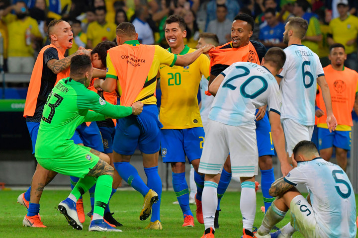 Para pemain Brasil meluapkan kegembiraan mereka usai memastikan diri melaju ke babak final Copa America 2019 setelah menundukkan Argentina 2-0, Rabu, 3 Juli 2019 pagi WIB.