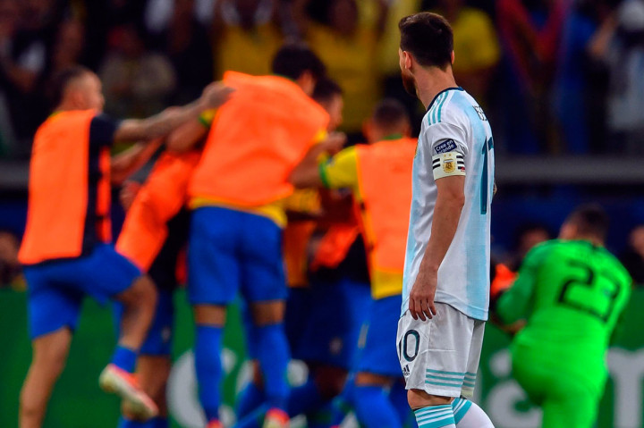 Lionel Messi hanya bisa memandang saat para pemain Brasil melakukan selebrasi setelah wasit meniup peluit panjang tanda pertandingan usai.