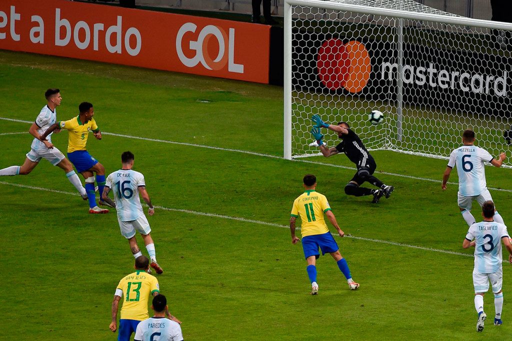 Tuan rumah berhasil membuka keunggulan pada menit ke-16 lewat sontekan Gabriel Jesus meneruskan umpan silang mendatar Roberto Firmino.