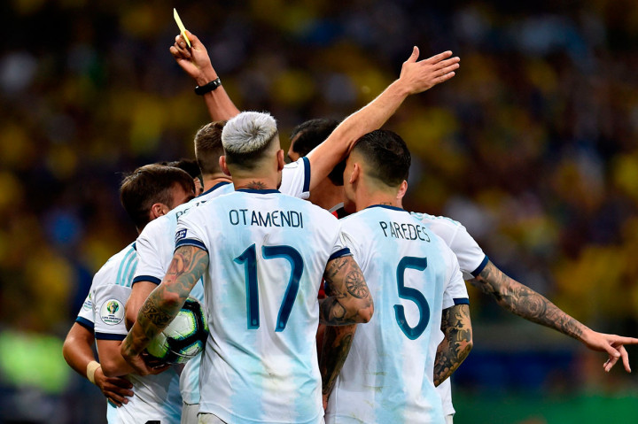 Pertandingan berlangsung panas dan beberapa kali diwarnai keributan antarpemain kedua kesebelasan. Wasit total mengeluarkan tujuh kartu kuning pada laga tersebut. 