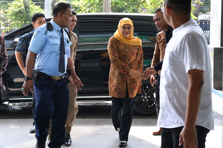 Khofifah sejatinya sudah dua kali diminta kehadirannya sebagai saksi, namun tidak bisa datang karena masih melakukan agendanya sebagai gubernur. Pada panggilan pertama Rabu, 19 Juni, Khofifah tidak hadir lantaran mengikuti Rapat Umum Pemegang Saham Luar Biasa PT Bank Pembangunan Daerah Tbk atau Bank Jatim, kemudian meninjau tempat pengelolaan limbah kertas di Desa Bangun, Kabupaten Mojokerto. Kemudian pada Rabu, 26 Juni, harus absen karena beralasan mengurusi rangkaian prosesi pernikahan putrinya di Surabaya.