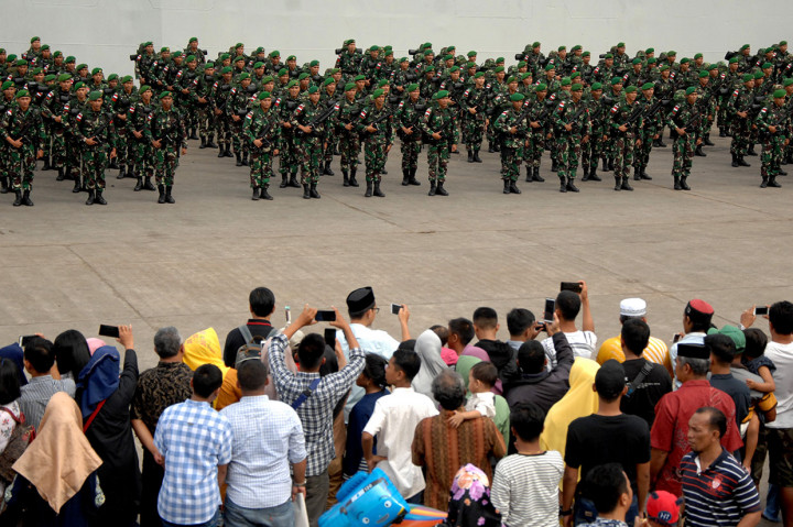 Ratusan anggota TNI Angkatan Darat yang tergabung dalam Satgas pengamanan perbatasan RI-Papua Nugini, mengikuti upacara pemberangkatan di Pelabuhan Soekarno Hatta, Makassar, Sulawesi Selatan, Rabu, 3 Juli 2019.