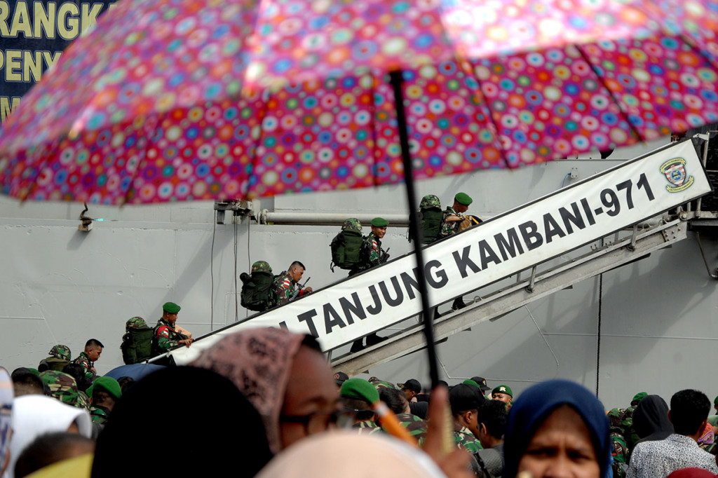 Sebanyak 400 anggota TNI AD kesatuan Batalyon Infanteri 721/Makkasau diberangkatkan dari Pelabuhan Soekarno-Hatta, Makassar dengan Kapal KRI Tanjung Kambani-971, untuk bertugas mengamankan wilayah perbatasan RI-Papua Nugini selama sembilan bulan.