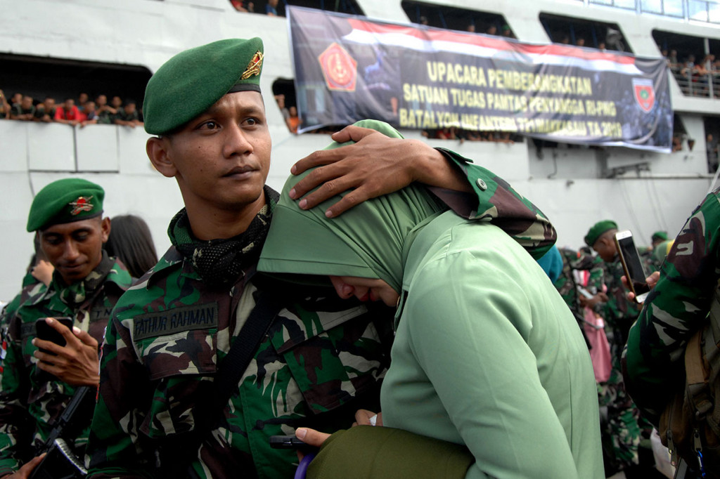 Suasana haru mengiringi keberangkatan 400 anggota TNI AD kesatuan Batalyon Infanteri 721/Makkasau ke perbatasan RI-Papua Nugini. Seorang prajurit TNI memeluk istrinya sesaat sebelum naik ke Kapal KRI Tanjung Kambani-971.