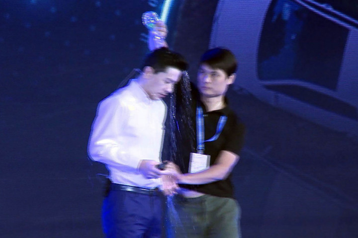 Seorang pria tiba-tiba naik ke atas panggung dan menyiramkan air ke kepala CEO Baidu, Robin Li, ketika pendiri mesin pencari atau search engine asal Tiongkok tersebut berbicara di sebuah acara Artificial Intelligence (AI) atau konferensi teknologi kecerdasan buatan di Beijing, Rabu, 3 Juli 2019.