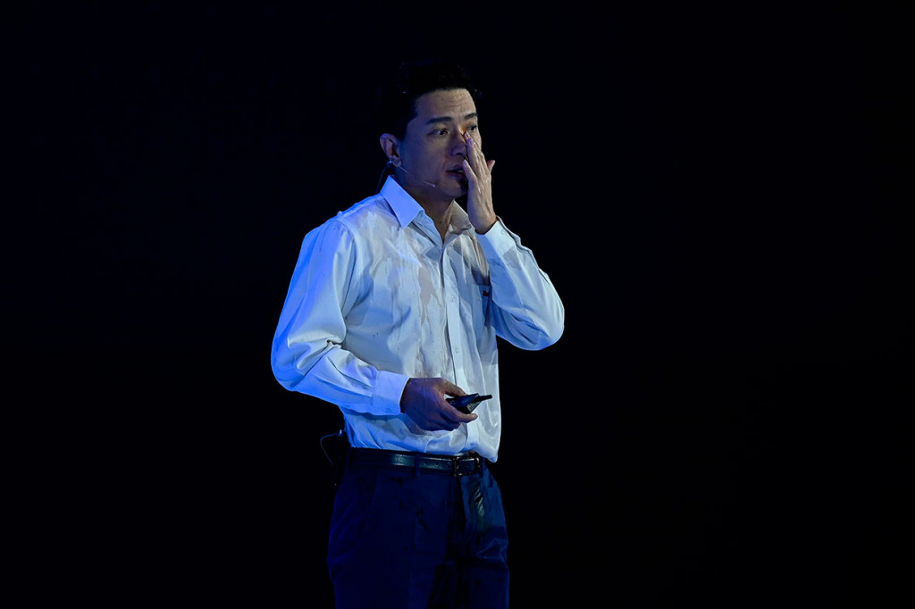 Insiden yang hanya berlangsung beberapa detik tersebut pada awalnya tidak disadari para peserta konferensi dan menganggap sebagai bagian dari presentasi, sampai petugas keamanan turun tangan untuk mengamankan pria itu.