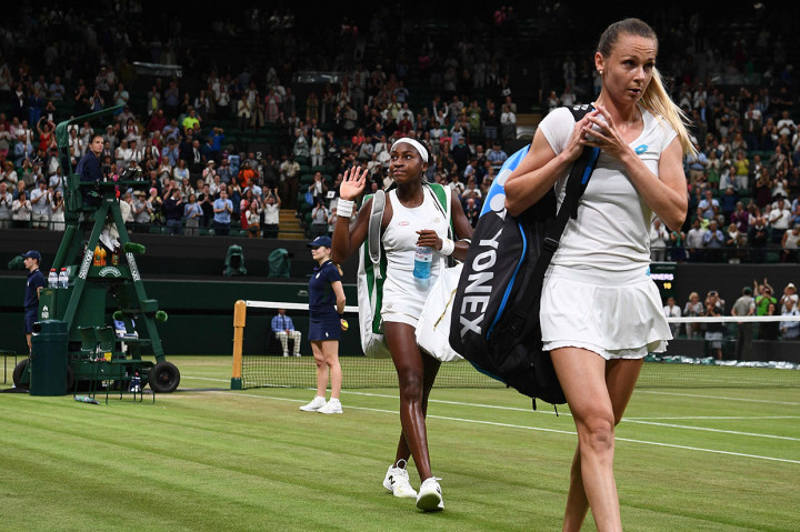 Remaja berusia 15 tahun Cori Gauff melambaikan tangannya ke arah penonton usai menundukkan Magdalena Rybarikova (Slovakia) di babak kedua ajang Wimbledon 2019, Rabu, 3 Juli 2019 waktu setempat.