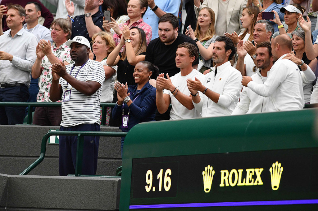 Ayah yang sekaligus pelatih Gauff, Corey Gauff (kiri) dan ibunya Candi Gauff beserta tim pelatih bergembira dengan keberhasilan petenis muda tersebut melangkah ke babak ketiga Wimbledon.