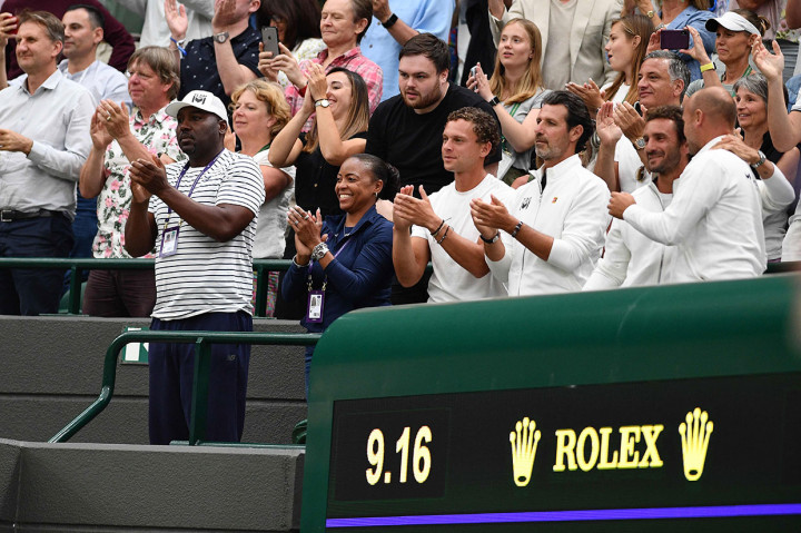 Ayah yang sekaligus pelatih Gauff, Corey Gauff (kiri) dan ibunya Candi Gauff beserta tim pelatih bergembira dengan keberhasilan petenis muda tersebut melangkah ke babak ketiga Wimbledon.
