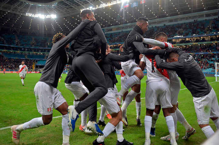 Para pemain Timnas Peru meluapkan kegembiraan mereka usai memastikan diri melangkah ke final Copa America 2019, Kamis, 4 Juli 2019 pagi WIB. 