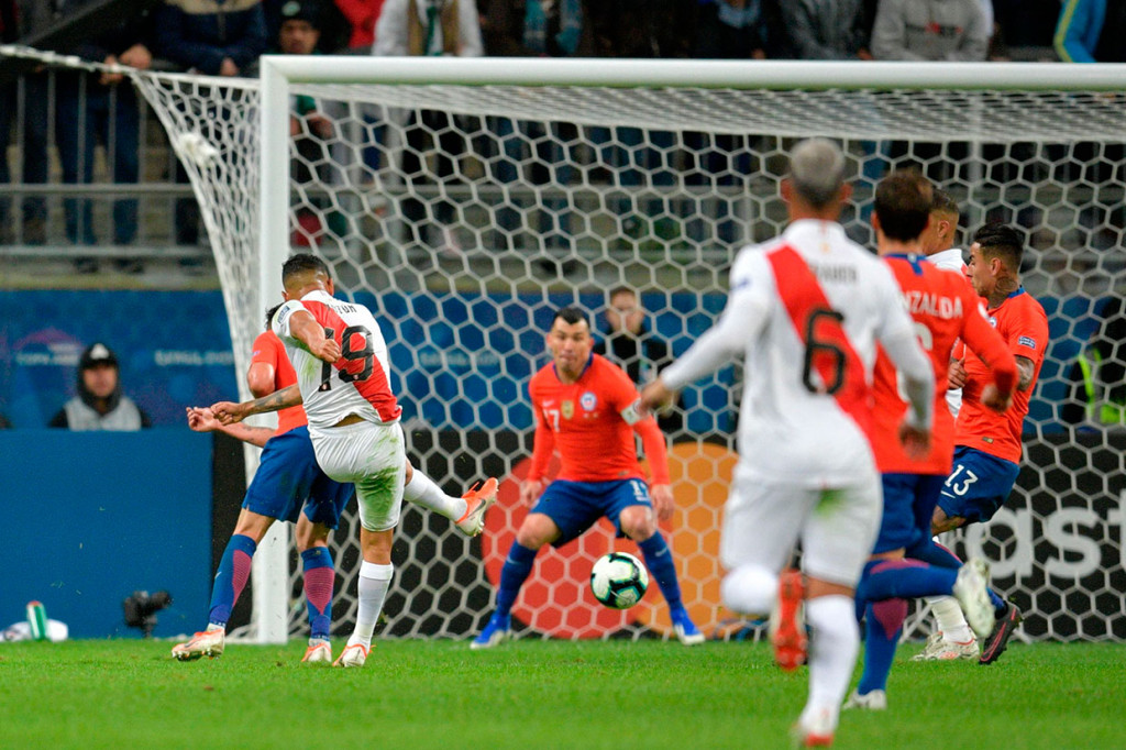 Gol pertama Peru dicetak oleh Edison Flores lewat tembakan keras kaki kiri menyambut umpan matang Christian Cueva pada menit ke-21.
