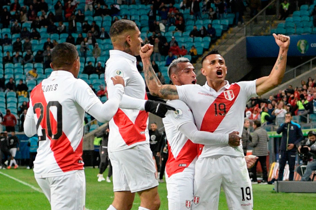 Yoshimar Yotun menggandakan keunggulan Peru pada menit ke-38, memanfaatkan kesalahan kiper Chile Gabriel Arias.