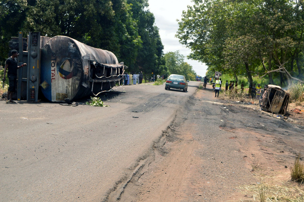 Sebuah truk tangki terbalik dan terlihat hangus terbakar setelah mengalami kecelakaan di Ahumbe, Negara Bagian Benue, Nigeria, Selasa, 2 Juli 2019 waktu setempat.