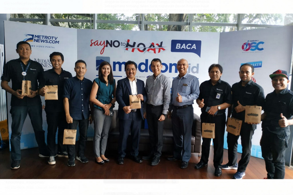 Direktur Konten dan Redaksi Medcom.id Abdul Kohar (kelima kiri) dan Pemred Medcom.id Budiyanto (ketiga kanan) serta jajaran berfoto bersama jajaran direksi PT Astra Internasional Tbk - BMW di antaranya Chief Executive of BMW Sales Operational Fredy Handjaja Elawitachya (kelima kanan), Chief Operation Officer Teguh Widodo (keempat kanan), Marketing & CRM Dept Head Martha Andyka Maharani di Kantor Medcom.id, Gedung Media Group, Kedoya, Kebon Jeruk, Jakarta Barat, Kamis, 4 Juli 2019.