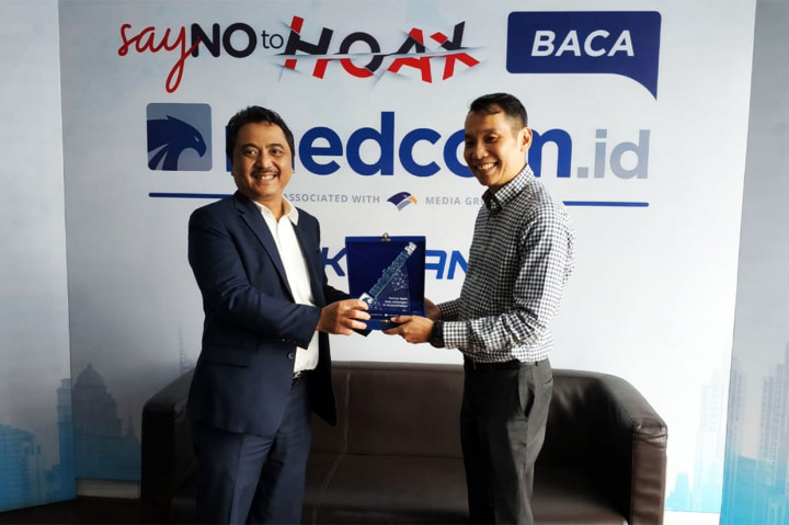 Direktur Konten dan Redaksi Medcom.id Abdul Kohar bertukar cendera mata dengan Chief Executive of BMW Sales Operational Fredy Handjaja Elawitachya.