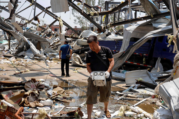 Menurut biro keamanan publik Kaiyuan, bencana ini menyebabkan enam orang tewas, lebih dari 190 orang terluka dan 43 di antara mereka dirawat di rumah sakit.