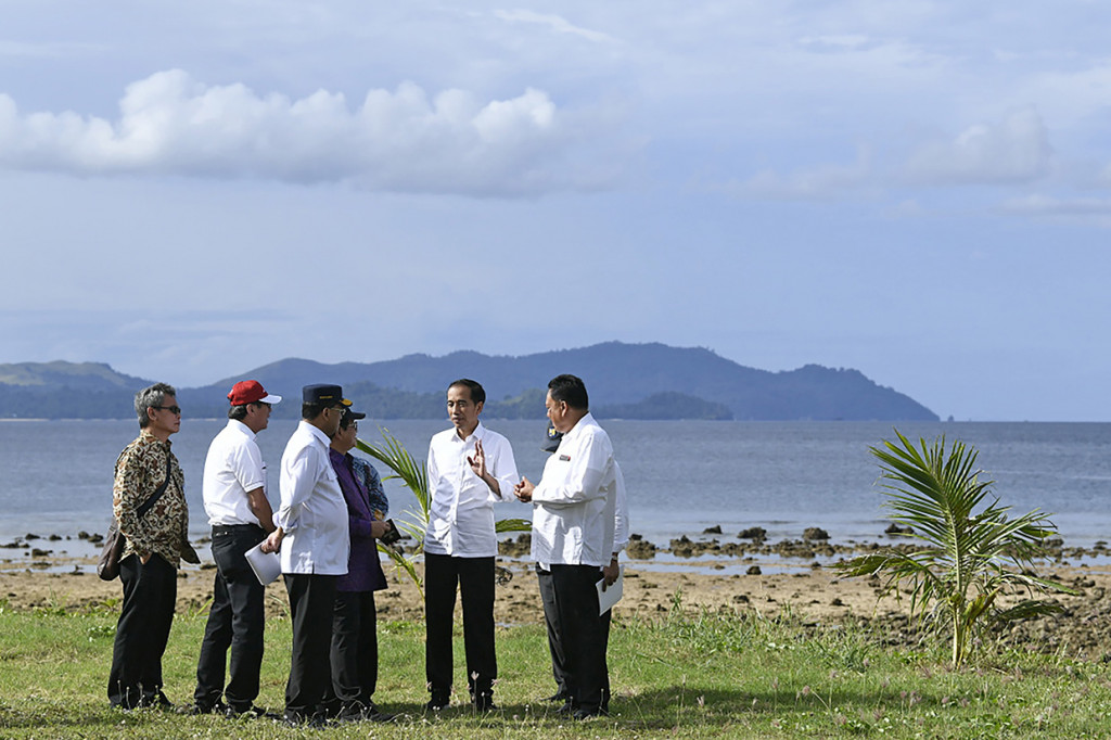 Presiden Joko Widodo melakukan kunjungan ke Kawasan Ekonomi Khusus Tanjung Pulisan, Likupang, Kabupaten Minahasa Utara, Sulawesi Utara.