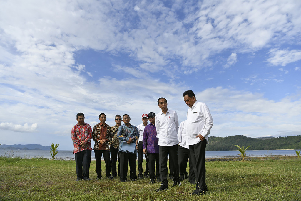 Dalam kunjungannya, presiden didampingi Gubernur Sulawesi Utara Olly Dondokambey (kanan), Menko Perekonomian Darmin Nasution (keempat kiri).
