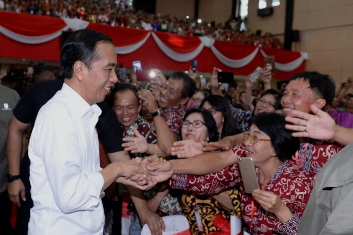 Jokowi yang ditemani Ibu Negara Joko Widodo tiba sekitar pukul 16.30 WIB dan langsung disambut meriah masyarakat.
