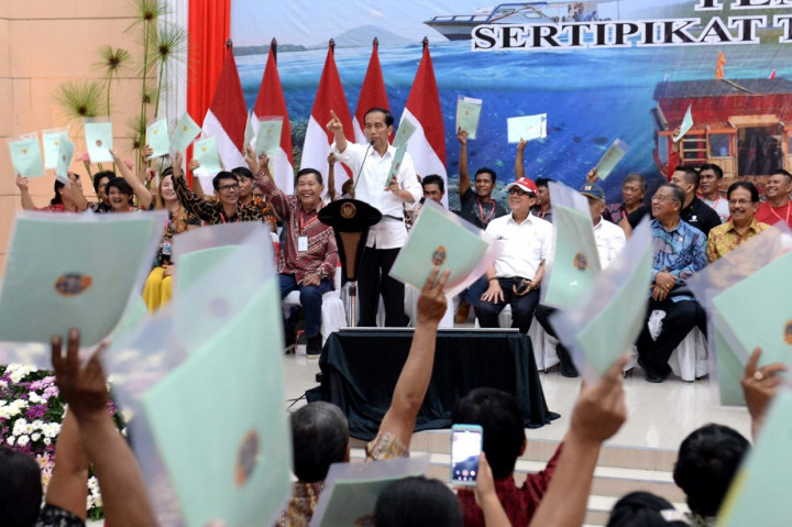 Dalam sambutannya, Presiden Joko Widodo mengingatkan masyarakat agar cermat berhitung jika mereka ingin menggunakan sertifikat tanahnya sebagai agunan atau jaminan untuk meminjam uang ke bank. 