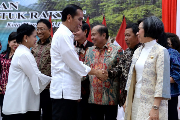 Presiden Joko Widodo dalam kunjungan kerjanya ke Provinsi Sulawesi Utara menyerahkan 2.000 sertifikat hak atas tanah untuk masyarakat yang digelar di Gedung Graha Bumi Beringin, Kota Manado. 