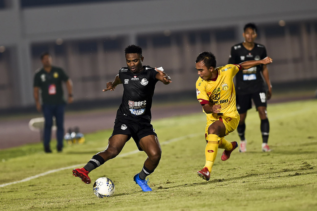 Hasil imbang ini membuat posisi kedua tim tergusur oleh Madura United, yang di saat bersamaan menang 2-0 atas PSM Makassar. 