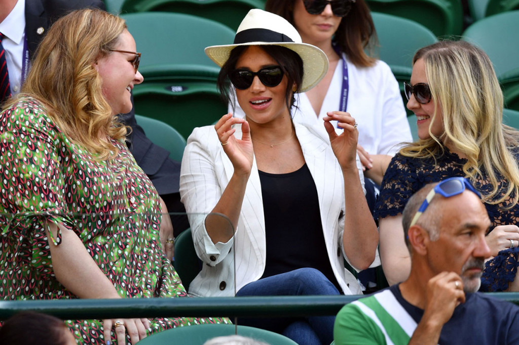 Istri Pangeran Harry itu tiba di Lapangan Satu ketika pertandingan sedang berjalan. Sang putri ditemani dua sahabat semasa kuliah di antara 12 ribu kursi stadion lapangan tenis itu. Genevieve Hillis dan Lindsay Roth adalah dua sahabat Meghan saat berkuliah teater dan hubungan internasional di Northwestern University. Mereka lulus pada 2003.  
