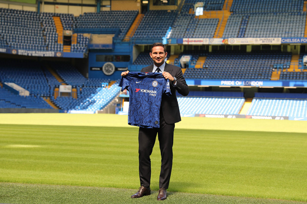 Pelatih kepala Chelsea, Frank Lampard, berpose untuk pers saat diperkenalkan untuk pertama kalinya di Stamford Brigde, London, Kamis, 4 Juli 2019 waktu setempat.