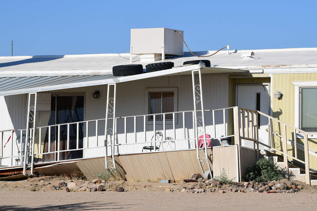 Sebuah rumah mengalami kerusakan setelah gempa melanda wilayah Ridgecrest, California, Kamis, 4 Juli 2019 pagi waktu setempat.