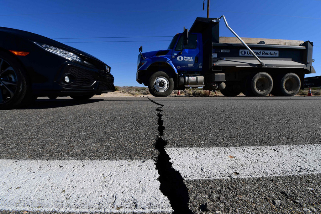 Gempa dangkal tersebut terjadi di wilayah padang pasir yang luas di Lembah Searles di San Bernardino County, hanya enam mil (10 kilometer) dari Kota Ridgecrest pada pukul 10:33 (17:33 GMT). Getaran gempa dirasakan 160 mil jauhnya di Los Angeles dan bahkan Las Vegas di negara bagian Nevada.